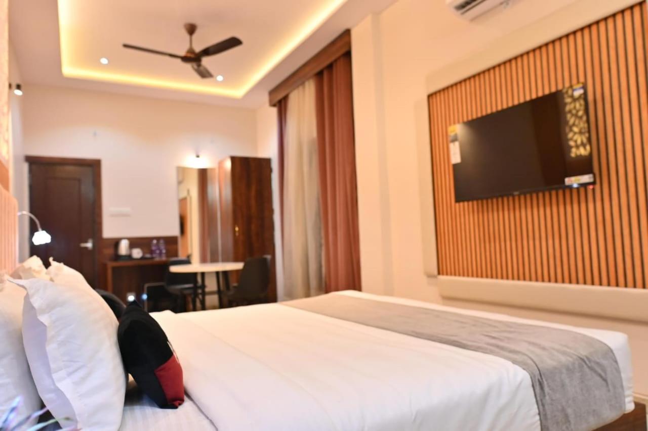 The Apple Tree Hotel Indore Extérieur photo