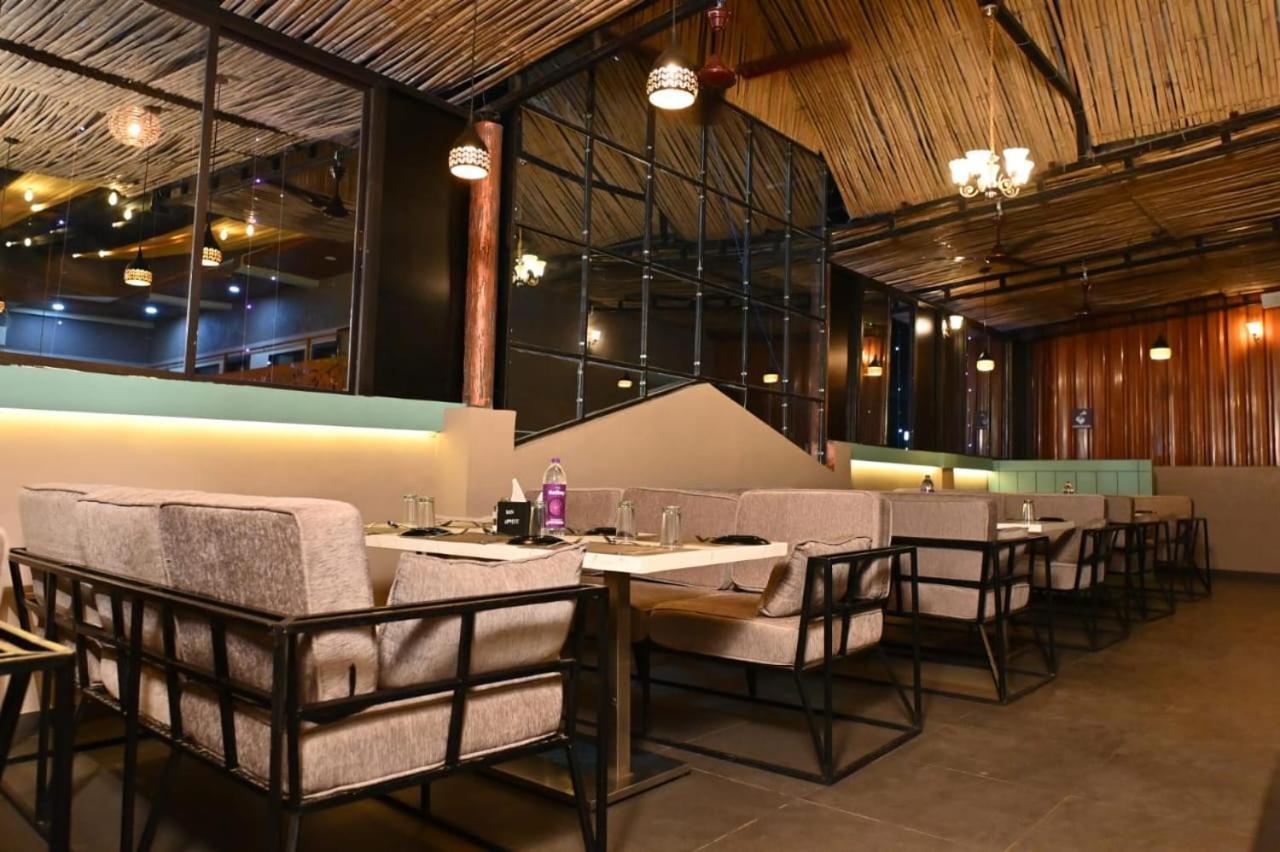 The Apple Tree Hotel Indore Extérieur photo