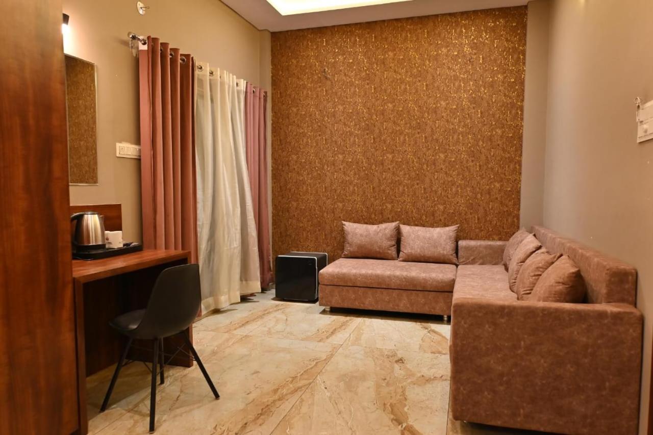 The Apple Tree Hotel Indore Extérieur photo
